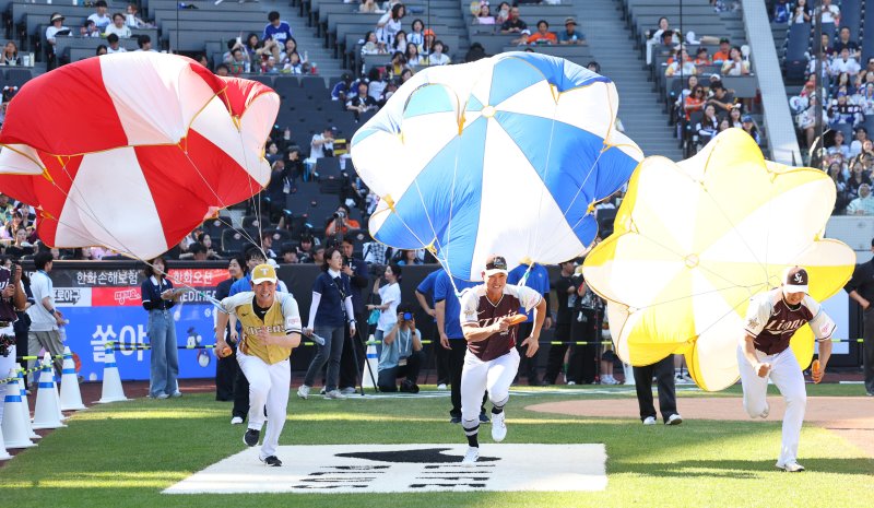 [대전=뉴시스] 최진석 기자 = 12일 대전 중구 대전한화생명볼파크에서 열린 2025 KBO리그 올스타전 서머레이스에서 KIA 성영탁, kt 배정대, 삼성 배찬승이 역주하고 있다. 2025.07.12. myjs@newsis.com