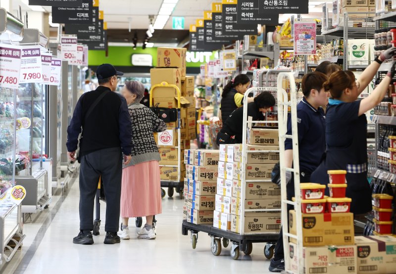15일 서울 시내 대형마트에서 시민들이 장을 보고 있다. 2026.4.15 ⓒ 뉴스1 김민지 기자