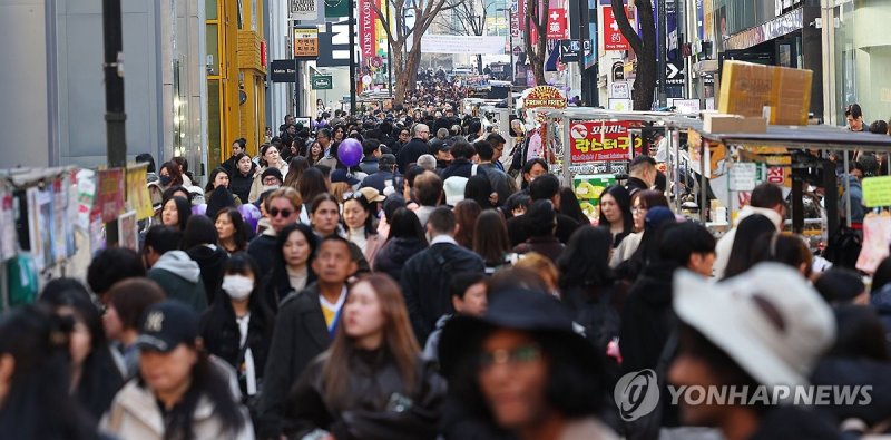 붐비는 명동 거리 (출처=연합뉴스)