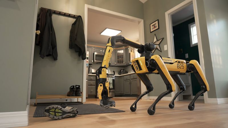 스팟이 바닥에 널브러진 신발을 집는 장면. 보스턴다이내믹스 제공.