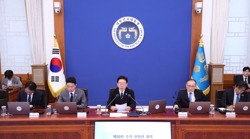 이재명 대통령이 16일 청와대에서 열린 수석보좌관회의에서 발언하고 있다. 뉴시스