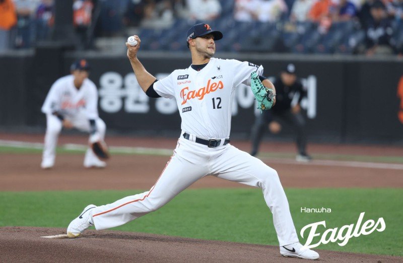 윌켈 에르난데스가 15일 대전 한화생명볼파크에서 열린 2026 신한 쏠 KBO리그 삼성 라이온즈와의 홈 경기에 불펜 등판해 공을 던지고 있다.한화이글스 제공