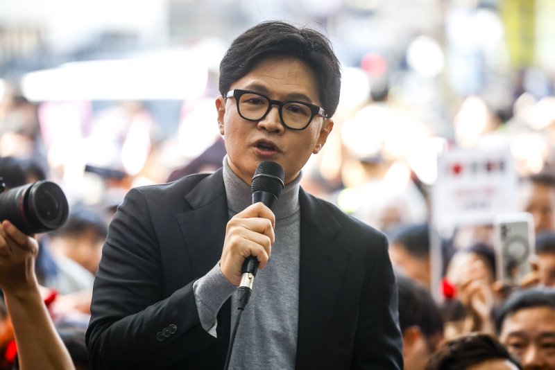 한동훈 전 국민의힘 대표가 22일 서울 동대문구 경동시장을 찾아 지지자들 앞에서 연설하고 있다. (공동취재) 2026.3.22 ⓒ 뉴스1 최지환 기자