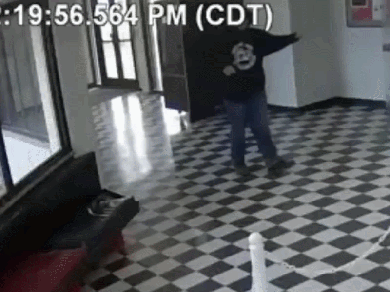 학생들에게 총을 겨누는 졸업생 빅터 리 호킨스를 제압하는 폴스밸리 고등학교 커크 무어 교장의 모습. /사진=엑스 갈무리