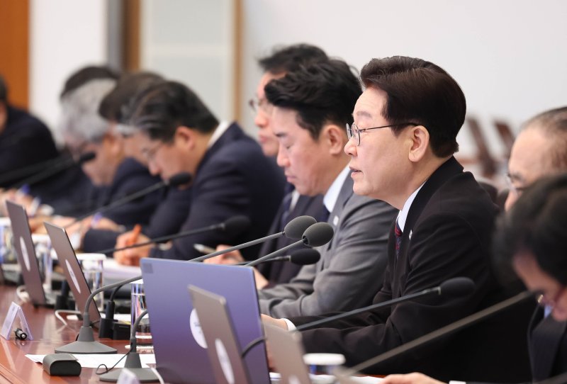 [서울=뉴시스] 고범준 기자 = 이재명 대통령이 16일 청와대에서 열린 수석보좌관회의에서 발언하고 있다. 2026.04.16. bjko@newsis.com