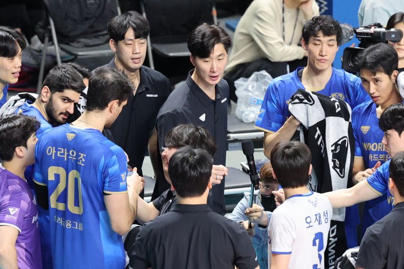 8일 오후 서울 장충체육관에서 열린 프로배구 진에어 2025-2026 V리그 남자부 우리카드와 대한항공의 경기에서 박철우 우리카드 감독대행이 선수들에게 작전을 지시하고 있다.뉴스1
