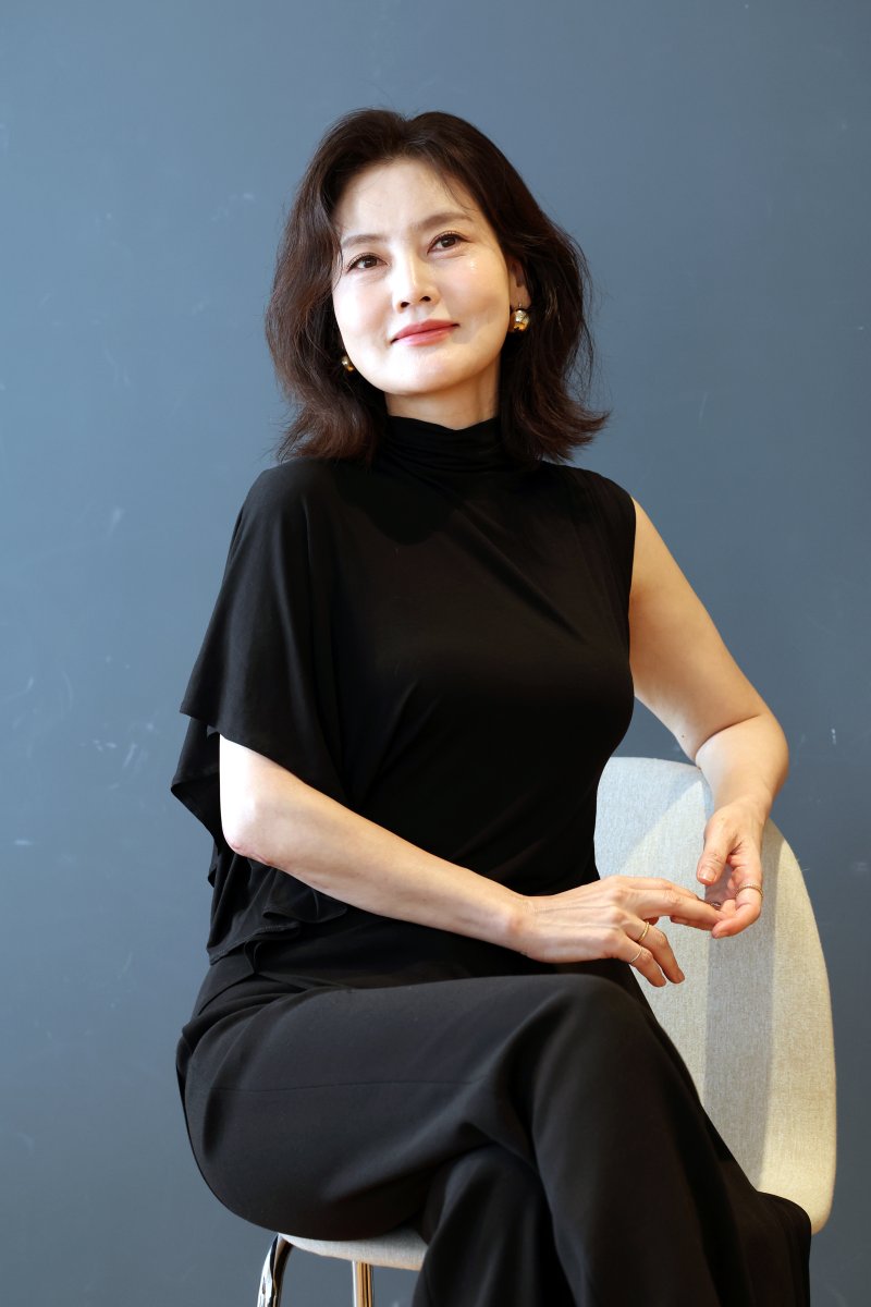 뮤지컬 '렘피카' 주연 배우 김선영(타마라 드 렘피카 역)이 16일 서울 종로구 한 카페에서 인터뷰 하고 있다. 뉴시스