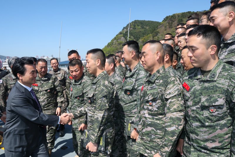 안규백 국방부 장관이 16일 마라도함 함상에서 해군·해병대 지휘관들을 격려하고 있다. 국방부 제공