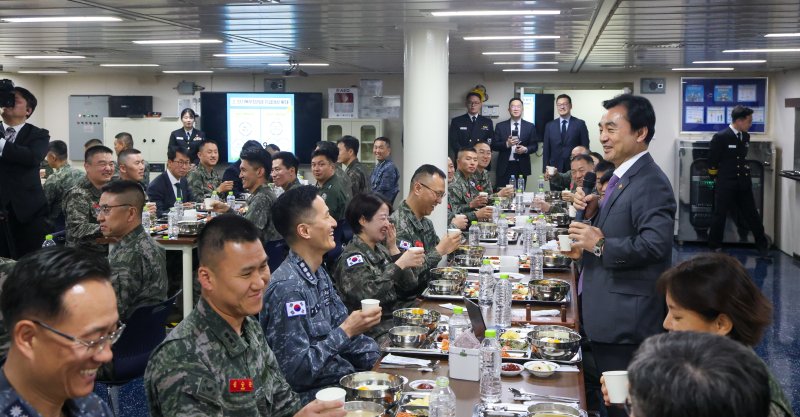 안규백 국방부 장관이 16일 마라도함 승조원식당에서 해군·해병대 지휘관과의 오찬에 앞서 발언하고 있다. 국방부 제공