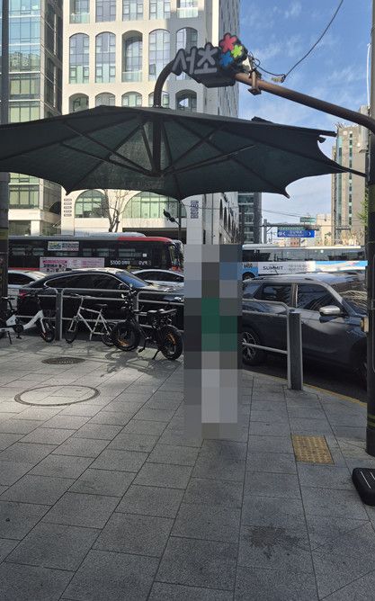 16일 오후 서울 서초구의 한 횡단보도에 설치된 서리풀원두막(그늘막)이 펼쳐져 있다. 다만 일부 도심에서는 그늘막이 제대로 펼쳐지지 않은 곳도 있었다. 사진=독자제보