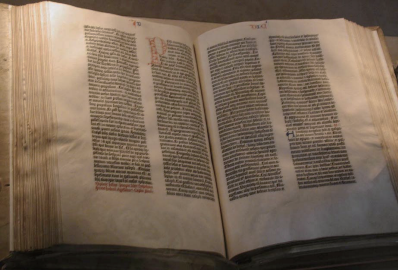 ⓒMark Pellegrini(2002). 미국 의회 도서관이 소장하고 있는 구텐베르크 성경의 양피지 사본. 구텐베르크 인쇄술로 제작된 이 성경은 유럽 최초의 대량 인쇄물로, 손으로 한 글자씩 베껴 쓰던 필사의 시대가 끝났음을 알리는 상징적 유물이다.