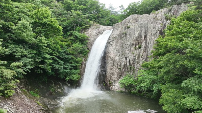 시원한 물줄기를 내뿜는 직소폭포. 국립공원공단 제공