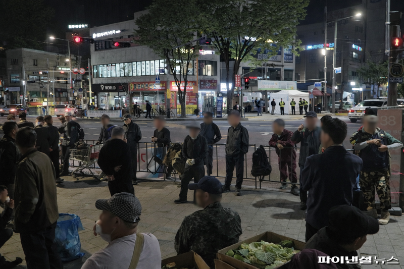 14일 오전 4시30분께 서울 구로구 남구로역 인근 인력사무소 앞에서 일용직 노동자들이 현장 배정을 기다리고 있다. 건설경기 부진으로 새벽에 나와도 일을 구하지 못하고 돌아가는 날이 늘었다는 말이 현장에서 나왔다. 사진=한승곤 기자