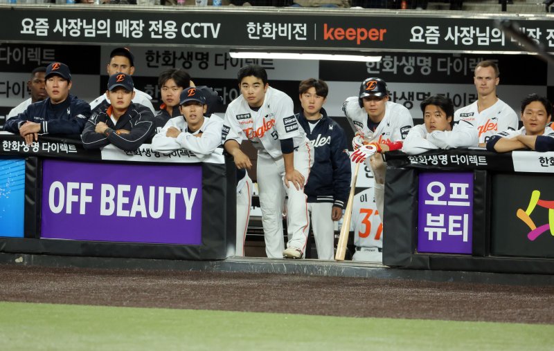 16일 대전 한화생명 볼파크에서 열린 2026 신한 SOL 뱅크 KBO리그 삼성 라이온즈와 한화 이글스의 경기. 한화 선수들이 이날도 패배, 6연패의 늪에 빠지며 어두운 얼굴을 하고 있다.연합뉴스
