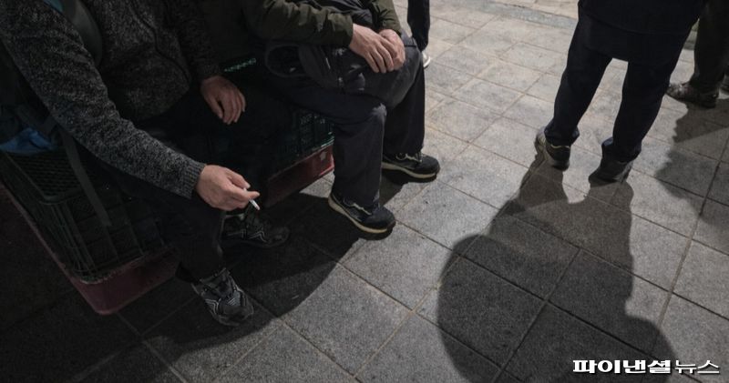 14일 오전 4시 서울 구로구 남구로역 인근 인력사무소 앞에서 일용직 노동자들이 현장 배정을 기다리고 있다. 새벽부터 모인 노동자들은 승합차가 올 때마다 움직였지만, 차에 오르지 못한 사람들은 사무소 주변에 남아 있었다. 사진=한승곤 기자