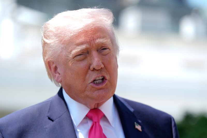 [워싱턴=AP/뉴시스]도널드 트럼프 미국 대통령이 16일(현지시간) 백악관을 나서며 취재진 질문에 답하고 있다. 2026.04.17.