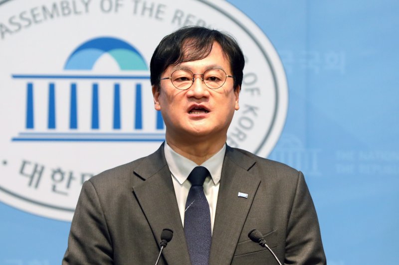 [서울=뉴시스] 고승민 기자 = 황명필 조국혁신당 전 최고위원이 9일 서울 여의도 국회 소통관에서 울산시장 출마 선언 기자회견을 하고 있다. (사진=조국혁신당 제공) 2026.04.09. photo@newsis.com *재판매 및 DB 금지