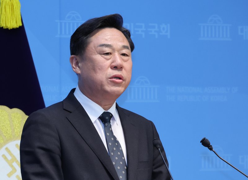 [서울=뉴시스] 김금보 기자 = 김종훈 진보당 울산시장 예비후보가 14일 오후 서울 여의도 국회 소통관에서 진보진영 단일화 관련 기자회견을 하고 있다. 2026.04.14. kgb@newsis.com