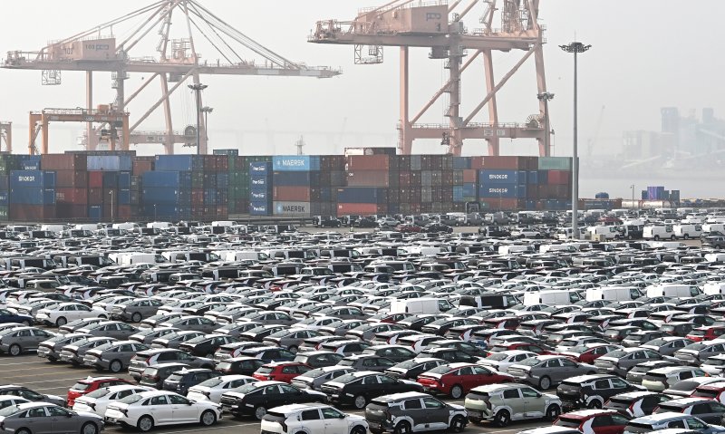 [평택=뉴시스] 김종택 기자 = 3일 경기 평택시 포승읍 평택항 자동차 전용부두에 수출용 차량이 세워져 있다.2026.04.03. jtk@newsis.com