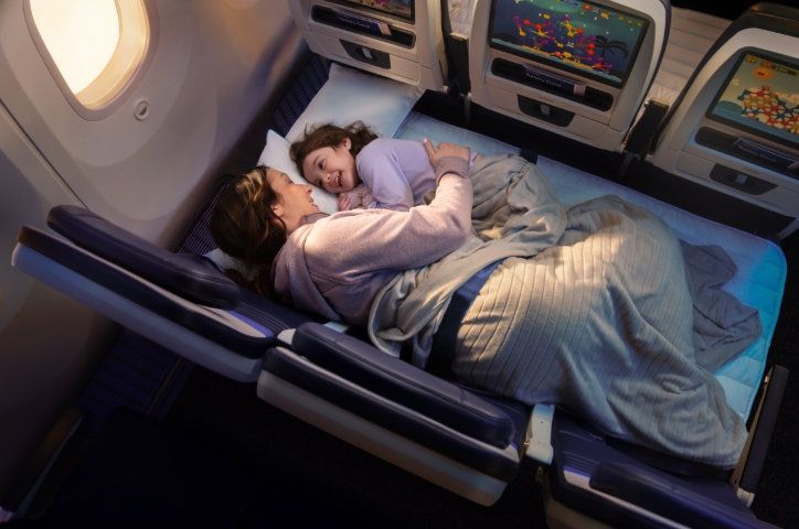 유나이티드항공은 2027년부터 3개 좌석을 연결해 사용할 수 있는 '릴랙스 로우' 좌석을 선보인다. /사진=유니이티드항공 X 캡처