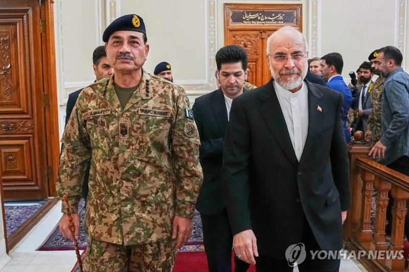 테헤란에서 갈리바프 이란 의회 의장 만난 무니르 파키스탄군 총사령관(왼쪽) (출처=연합뉴스)