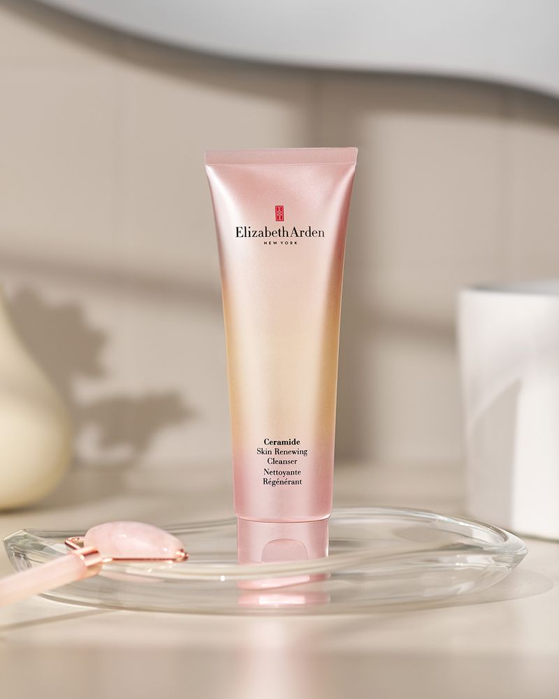 세라마이드 스킨 리뉴잉 클렌저. 엘리자베스아덴 제공