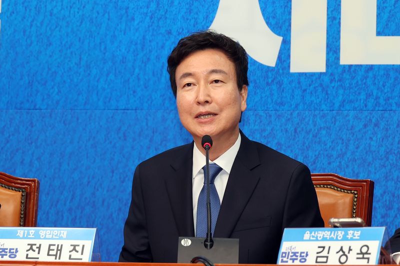 더불어민주당 인재영입 1호 인재인 전태진 변호사가 17일 국회에서 발언하고 있다. 전 변호사는 당 울산시장 예비후보로 출마하는 김상욱 의원의 지역구인 울산 남갑에 전략 공천될 전망이다. 사진=서동일 기자