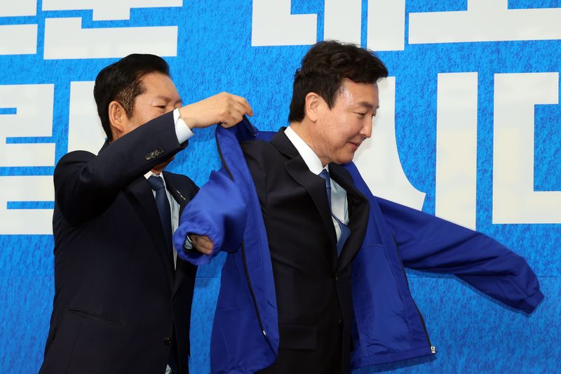 정청래 더불어민주당 대표가 17일 서울 여의도 국회에서 열린 더불어민주당 인재영입식에서 1호 인재인 전태진 변호사에게 당 점퍼를 입혀주고 있다. 전 변호사는 당 울산시장 예비후보로 출마하는 김상욱 의원의 지역구인 울산 남갑에 전략 공천될 전망이다. 사진=서동일 기자