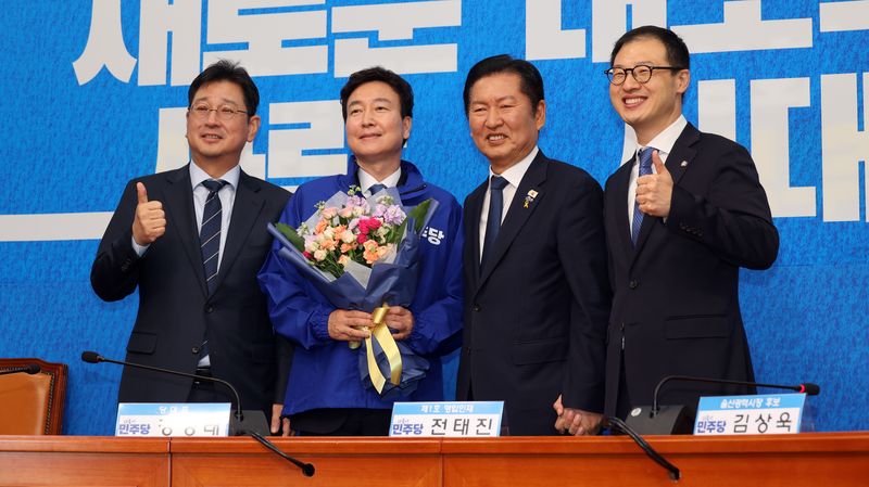 정청래 더불어민주당 대표가 17일 서울 여의도 국회에서 열린 더불어민주당 인재영입식에서 1호 인재인 전태진 변호사와 함께 기념촬영을 하고 있다. 전 변호사는 당 울산시장 예비후보로 출마하는 김상욱 의원의 지역구인 울산 남갑에 전략 공천될 전망이다. 사진=서동일 기자