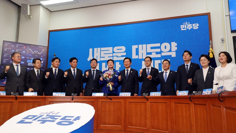 정청래 더불어민주당 대표가 17일 서울 여의도 국회에서 열린 더불어민주당 인재영입식에서 1호 인재인 전태진 변호사와 함께 기념촬영을 하고 있다. 전 변호사는 당 울산시장 예비후보로 출마하는 김상욱 의원의 지역구인 울산 남갑에 전략 공천될 전망이다. 사진=서동일 기자