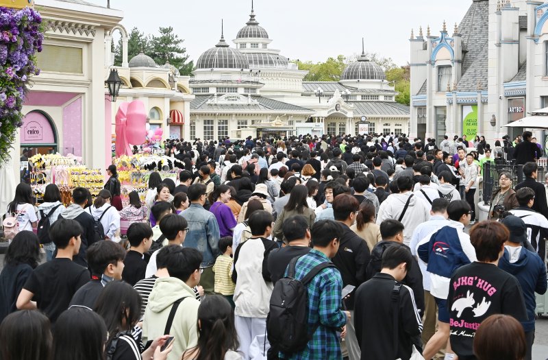 [용인=뉴시스] 김종택기자 = 17일 개장 50주년을 맞은 경기 용인시 에버랜드에서 관람객들이 입장하고 있다.1976년 '자연농원'으로 출발한 에버랜드의 현재 누적 방문객은 3억명에 육박한 것으로 나타났다. 이는 국민 1인당 평균 5회 이상 방문한 수준이다. 2026.04.17. jtk@newsis.com