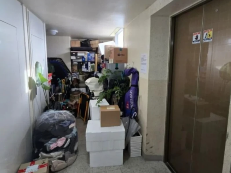 공용공간인 아파트 복도에 개인 물건을 쌓아두는 이웃 탓에 8년째 고통받고 있다는 사연이 누리꾼들의 공분을 사고 있다. /사진=온라인 커뮤니티