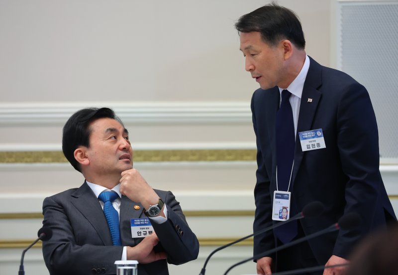 안규백 국방부 장관과 김현종 국가안보실 1차장이 지난 4월 17일 청와대 영빈관에서 열린 이재명 대통령 주재 공공기관 및 유관기관 업무보고에서 대화하고 있다. 연합뉴스