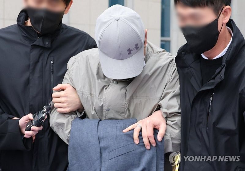 부서 회식이 열리던 식당 공용 화장실에 불법 카메라를 설치한 충북교육청 장학관이 1일 오후 청주지법에서 영장실질심사를 받은 뒤 호송차에 오르고 있다. /사진=연합뉴스