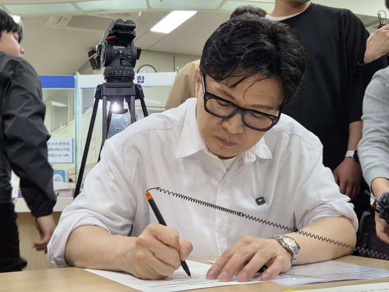 한동훈 전 국민의힘 대표가 14일 부산시 만덕2동 주민센터에서 전입신고 서류를 작성하고 있다. 2026.4.14 ⓒ 뉴스1 임순택 기자