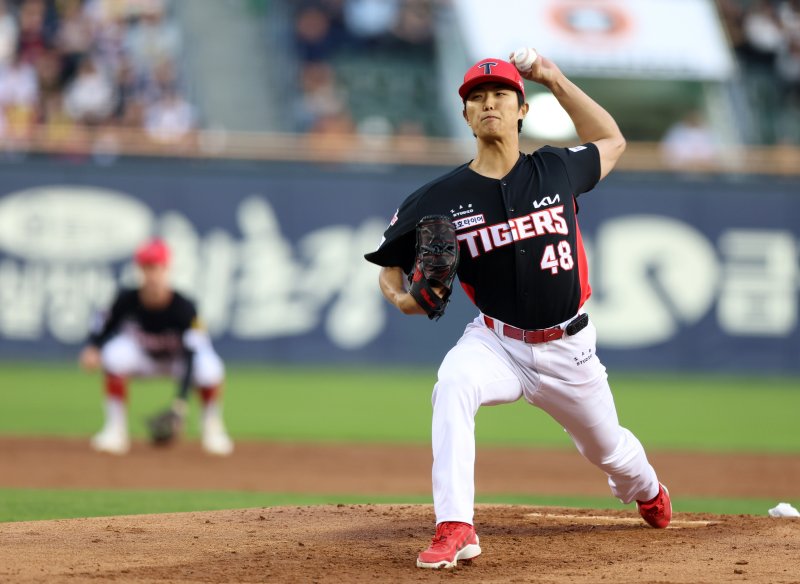 17일 오후 서울 송파구 잠실야구장에서 열린 2026 KBO리그 KIA 타이거즈와 두산 베어스의 경기, 1회말 KIA 선발 이의리가 공을 던지고 있다.뉴시스