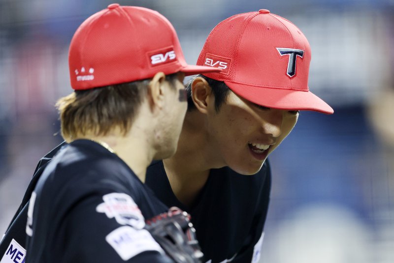 17일 오후 서울 송파구 잠실야구장에서 열린 2026 KBO리그 KIA 타이거즈와 두산 베어스의 경기, 5회말 2사 1,2루에서 두산 박준순을 삼진 아웃으로 잡고 수비를 마친 KIA 선발 이의리가 덕아웃으로 향하며 김선빈과 대화를 하고 있다. 뉴시스