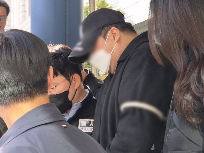 경기도 양주에서 3살 아이가 머리를 다쳐 의식불명이 된 사건과 관련해 아동학대 혐의를 받는 20대 친부 A씨가 12일 오후 경기 의정부시 의정부지방법원에서 열린 구속 전 피의자심문(영장실질심사)을 마친 후 법정을 나서고 있다. 2026.4.12 ⓒ 뉴스1 양희문 기자