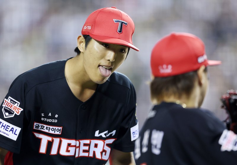 17일 잠실야구장에서 열린 2026 KBO리그 KIA 타이거즈와 두산 베어스의 경기, 5회말 2사 1,2루에서 두산 박준순을 삼진 아웃으로 잡고 수비를 마친 KIA 선발 이의리가 덕아웃으로 향하며 김선빈과 대화를 하고 있다.뉴시스