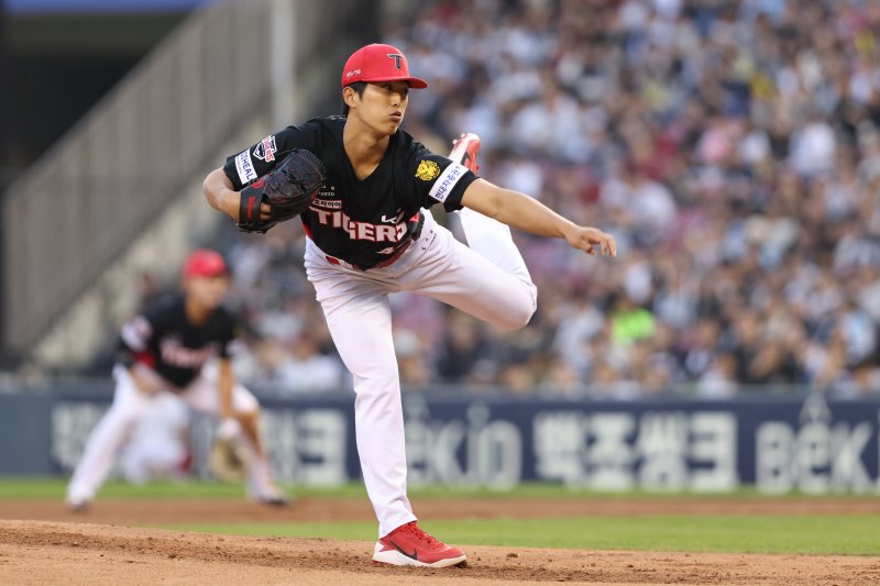 잠실야구장에서 열린 2026 프로야구 KBO리그 KIA 타이거즈와 두산 베어스의 경기. KIA 선발 이의리가 역투하고 있다.연합뉴스