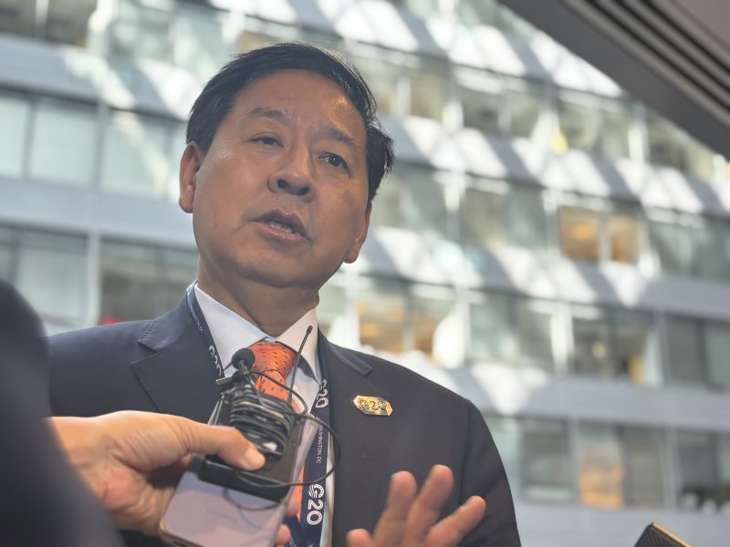 [워싱턴=뉴시스]이윤희 특파원 = 구윤철 경제부총리 겸 재정경제부 장관이 17일(현지 시간) 미국 워싱턴DC 국제통화기금(IMF) 청사에서 주요 20개국(G20) 재무장관·중앙은행총재 회의를 계기로 특파원들을 만나 질문에 답변하고 있다. 2026.04.18.