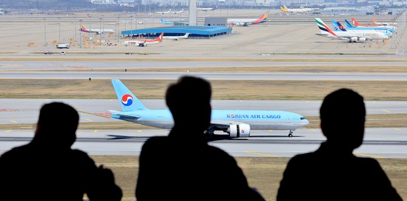 중동 사태에 장기화로 국제선 항공권의 유류할증료가 사상 최고 수준으로 치솟은 16일 인천국제공항 계류장에서 항공기가 이륙하고 있다. 이날 항공업계에 따르면 5월 발권 국제선 항공권에는 유류할증료가 최고 수준인 33단계로 책정됐다. 대한항공 장거리 노선인 뉴욕·보스턴·시카고 등의 유류할증료는 지난달 9만9000원에서 5월 56만4000원으로 5배 넘게 상승했다. 2026.4.16 ⓒ 뉴스1 이호윤 기자