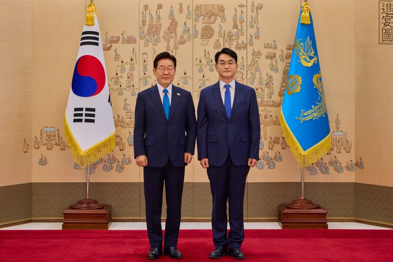 이재명 대통령이 15일 청와대에서 박용진 규제합리화위원회 부위원장에게 위촉장을 수여한 후 기념촬영을 하고 있다. (청와대 제공. 재판매 및 DB 금지) 2026.4.15 ⓒ 뉴스1 허경 기자