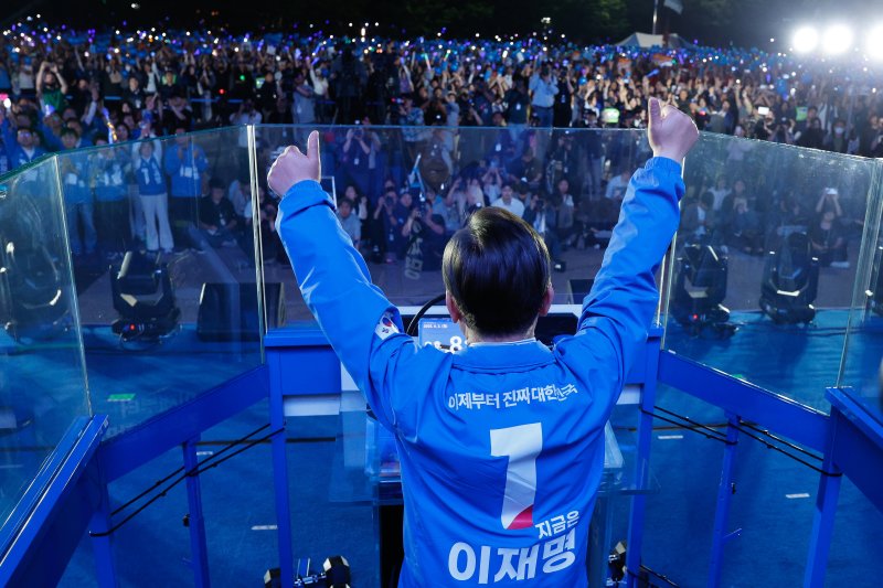 이재명 더불어민주당 대통령 후보가 제21대 대통령선거를 하루 앞둔 2일 오후 서울 영등포구 여의도공원에서 열린 마지막 유세에서 엄지 손을 들고 있다. 2025.6.2 ⓒ 뉴스1 안은나 기자