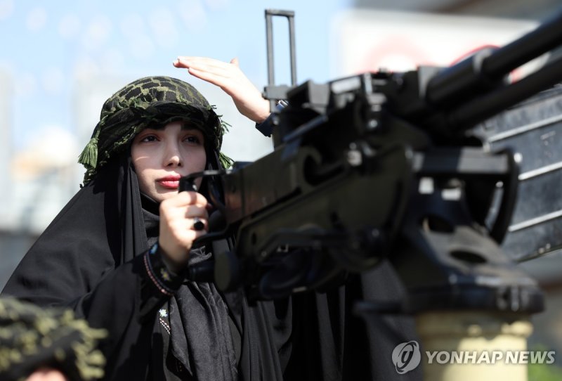 군용차량에 탑승한 채 반미 집회에 참여한 이란 여성 (출처=연합뉴스)