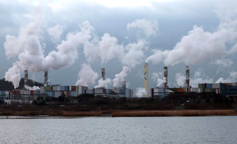 [인천=뉴시스] 전진환 기자 = 강추위가 이어지는 12일 오전 인천 서구 서인천복합화력발전소 굴뚝에서 수증기가 뿜어져 나오고 있다. 2026.01.12. amin2@newsis.com