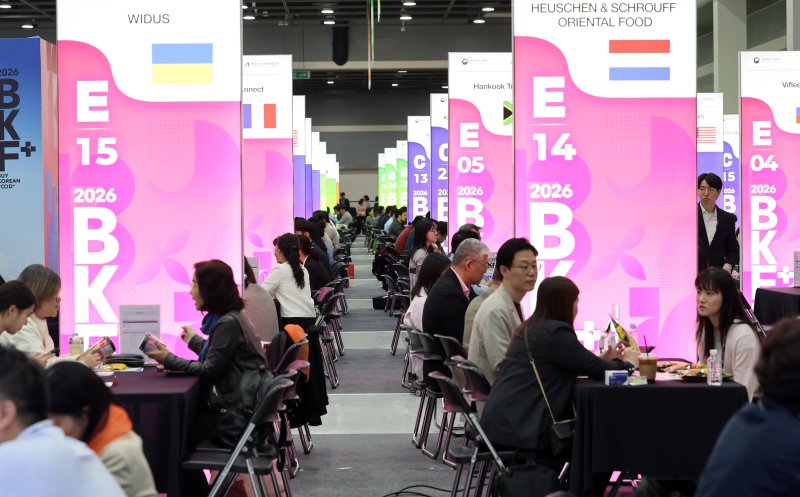 [서울=뉴시스] 이영환 기자 = 15일 오후 서울 서초구 aT센터에서 열린 K-푸드+ 바이어 초청 수출 상담회에서 바이어와 기업들이 상담을 하고 있다. 2026.04.15. 20hwan@newsis.com