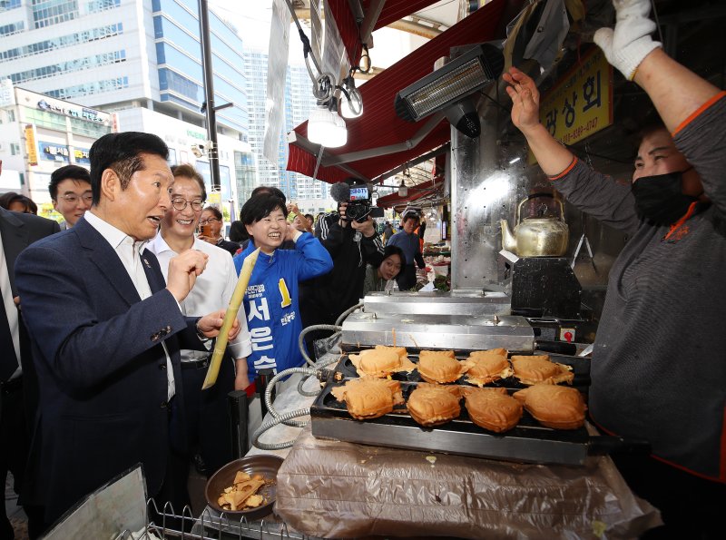 정청래 더불어민주당 대표와 전재수 부산시장 후보가 15일 부산 부산진구 부전시장을 찾아 상인과 인사하고 있다. 2026.4.15 ⓒ 뉴스1 윤일지 기자