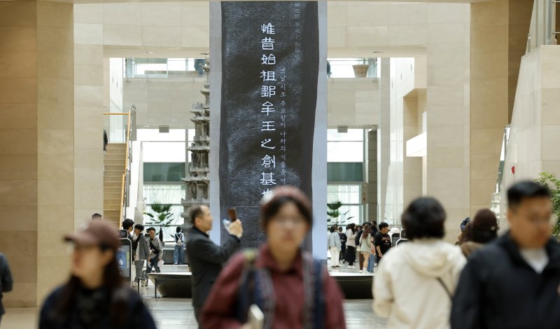 [서울=뉴시스] 김혜진 기자 = 국립중앙박물관이 내년부터 유료 입장으로 전환된다. 2008년 전면 무료화 이후 약 19년 만이다. 30일 기획예산처는 '2027년 예산안 편성지침'을 통해 국립시설 이용료를 현실화하겠다는 방침을 밝혔다. 민간 대비 지나치게 낮거나 장기간 유지된 이용료를 조정해 수익자 부담 원칙을 강화하겠다는 취지다. 1일 오전 서울 용산구 국립중앙박물관을 찾은 관람객들이 줄지어 입장을 하고 있다. 2026.04.01. jini@newsis.com