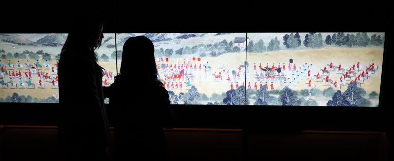 [서울=뉴시스] 전신 기자 = 14일 서울 용산구 국립중앙박물관에서 열린 외규장각 의궤실 개관 언론공개회에서 직원들이 전시실을 둘러보고 있다. 2024.11.14. photo1006@newsis.com